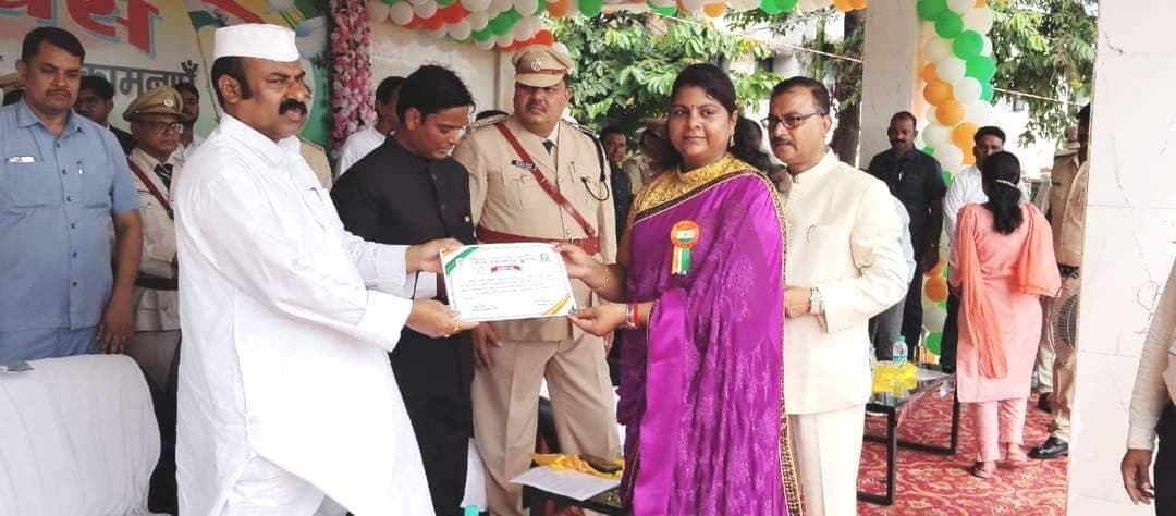 उत्कृष्ट कार्य को ले प्रखंड समन्वयक को किया सम्मानित