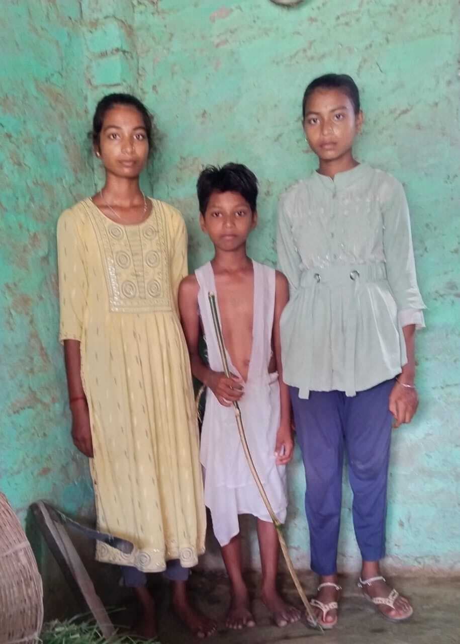 तीन नाबालिग अनाथ बच्चों व बूढ़े अंधे दादा व दादी का कौन बनेगा सहारा