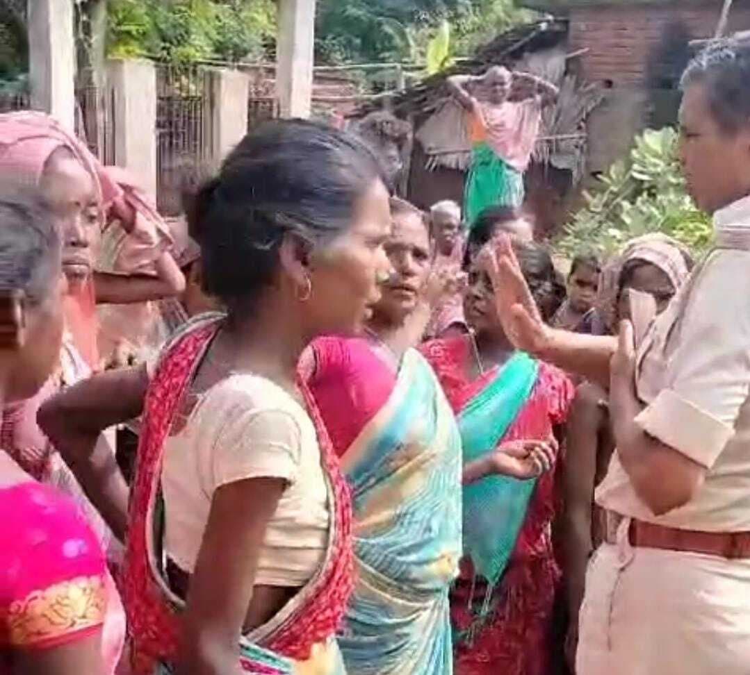 फरार आरोपी के घर इश्तिहार चिपकाने के लिए गयी पुलिस से उलझे ग्रामीण