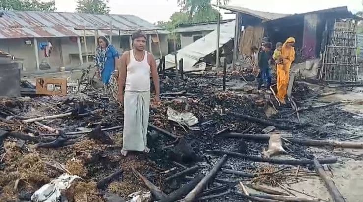 आग से तीन घर जले, मवेशी समेत लाखों का हुआ नुकसान