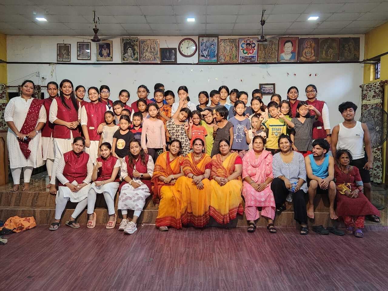 कन्या मंडल ने किया अनाथ आश्रम का भ्रमण