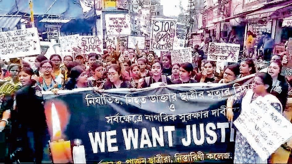 आरजी कर कांड के खिलाफ स्कूल-कॉलेज विद्यार्थियों ने किया मार्च