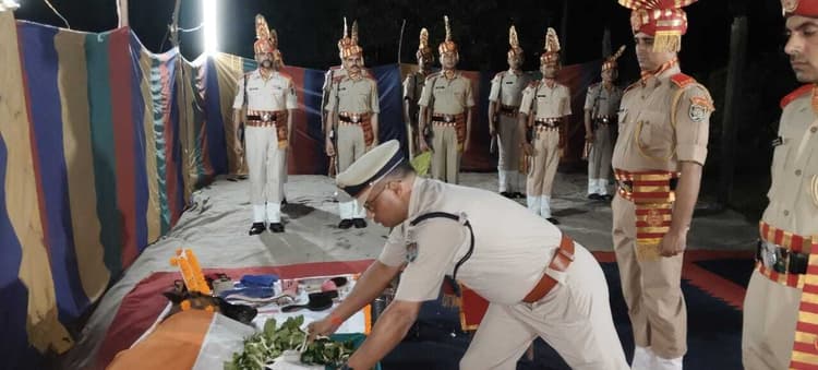 आंखें नम कर गया देश का वीर रक्षक जिगर: तिरंगे में लिपटे एसएसबी के श्वान को मिली गर्व भरी अंतिम विदाई