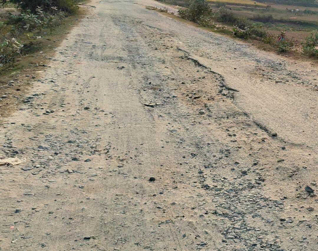 गिद्धौर मौरा वाया मांगोबंदर बाइपास पर गड्ढे ही गड्ढे, हिचकोले खाकर बढ़ते हैं वाहन