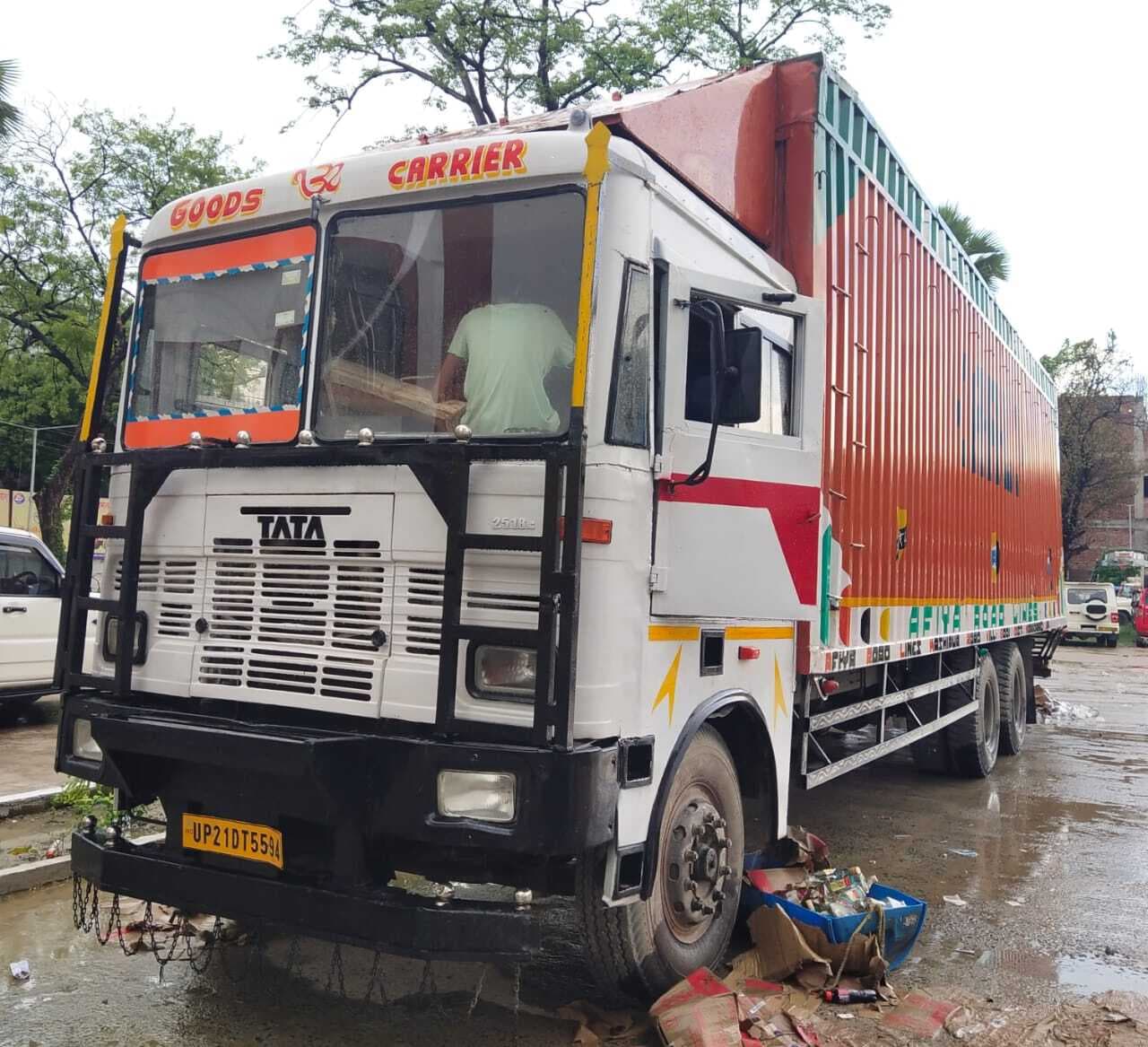 यूपी नंबर के कंटेनर में बना था तहखाना, 414 कार्टन शराब मिली