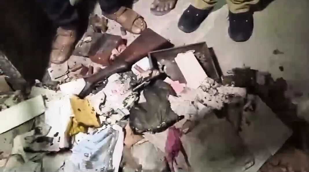 तिजोरी से लाइसेंसी बंदूक का बट, पुराने कागजात व सिक्के बरामद