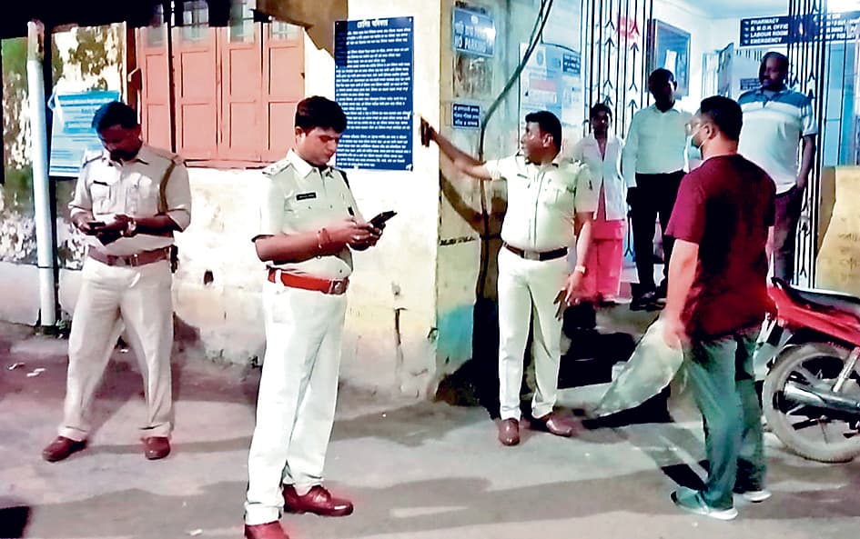 सुरक्षा को लेकर पुलिस ने लिया स्वास्थ्य केंद्र का जायजा