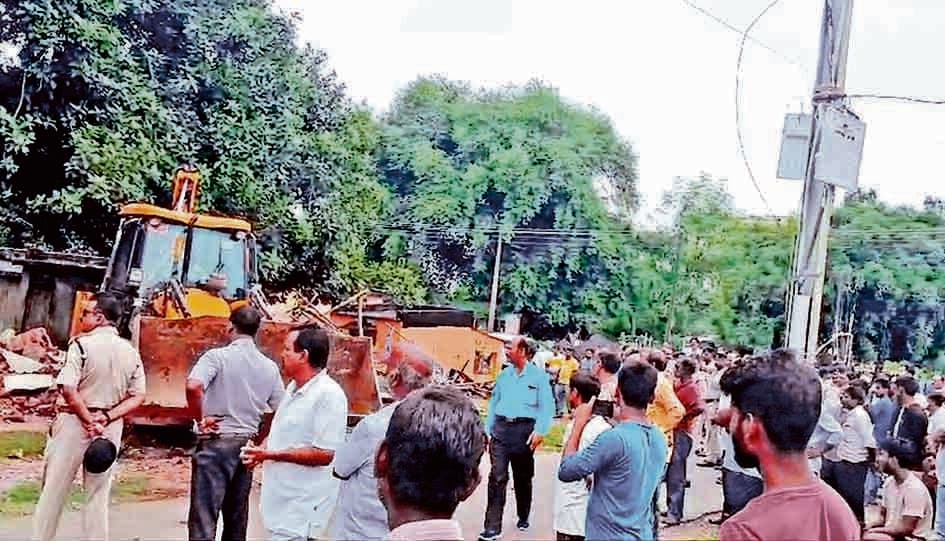 चित्तरंजन रेल नगरी में चला बुलडोजर, अवैध ढांचे ध्वस्त