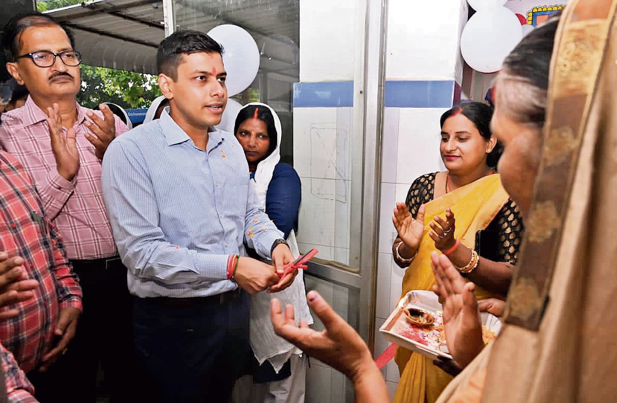 सदर अस्पताल की स्वच्छता का कमान जीविका दीदियों ने संभाला, डीएम ने किया शुभारंभ-42 जीविका दीदियां सदर अस्पताल व परिसर को स्वच्छ बनाये रखने में निभाएंगी भूमिका-मरीजों को जीविका दीदी की रसोई के माध्यम से शुद्ध भोजन उपलब्द्ध कराने के साथ सदर अस्पताल की स्वछता की भी मिली कमानफोटो-9- सदर अस्पताल में शुभारंभ के मौके पर संबोधित करते डीएम व मंचासीन अन्यबक्सर. जिला अस्पताल की सफाई व्यवस्था जीविका दीदियाें ने गुरूवार को संभाल लिया है. इस तरह मरीजों को शुद्ध भोजन खिलाने के साथ ही अब सदर अस्पताल में स्वच्छ वातारण भी मरीजों के लिए उपलब्द्ध करायेंगी. जिला पदाधिकारी बक्सर अंशुल अग्रवाल के द्वारा सदर अस्पताल बक्सर में जीविका दीदी के द्वारा साफ-सफाई एवं वस्त्र धुलाई का कार्य का शुभारंभ किया गया. इस मौके पर अपने संबोधन में डीएम ने कहा कि यह अच्छी पहल है. जीविका दीदियां बेहतर कार्य कर रही है. उम्मीद है कि सदर अस्पताल की स्वच्छता में अपनी भूमिका सकारात्मक रूप से निभायेंगी. इससे मरीजों को अब अस्पताल परिसर में बेहतर साफ-सफाई मिलेगी. अन्य क्षेत्रों में बेहतर प्रदर्शन के साथ ही सदर अस्पताल की बेहतर साफ-सफाई में भी अपनी जिम्मेदारी निभाएंगी. ज्ञात हो कि पूर्व से ही जीविका दीदी की रसोई के माध्यम से जीविका दीदी मरीजों को शुद्ध भोजन उपलब्द्ध कराने में अपनी भूमिका निभा रहीं है. अब मरीजों को भोजन के साथ सदर अस्पताल की साफ-सफाई में अपनी सहभागिता निभाएंगी. इसके लिए सफल जीविका महिला संकुल स्तरीय संघ बक्सर को जिम्मेदारी दी गई है. इसको ले राज्य स्वास्थ समिति एंव जीविका के बीच अनुबंध के तहत बिहार राज्य के 38 जिलो में सदर व जिला अस्पताल तथ अनुमंडल अस्पताल में इंडोर मरीजों के लिए वस्त्र की धुलाई एंव अस्पताल परिसर की साफ सफाई का कार्य जीविका दीदियो द्वारा करने का निर्णय लिया गया है. इसके साथ ही गुरूवार से सदर अस्पताल में विधिवत कार्य की शुरूआत भी कर दी गई है. जहां सदर अस्पताल की साफ-सफाई को लेकर कुल 42 जीविका दीदीयों को लगाया गया है. जिसमें इस सभी दीदियों की देखपाल एंव पदस्थापन संकुल स्तरीय संघ के द्वारा किया जाना है. इसी क्रम में गुरूवार को सदर अस्पताल बक्सर में सफल जीविका महिला संकुल स्तरीय संघ बक्सर के द्धारा कार्य की शुरूआत किया गया. जिसमें इन दीदियों को पुरे अस्पताल, ऑफिस की साफ सफाई के साथ ही अस्पताल के परिसर की भी साफ सफाई इनके द्वारा किया जाना है. इस कार्य को सुचारू रूप से संचालन हेतु सफल संकुल संघ द्वार 42 दीदियों को अस्पताल साफ सफाई हेतु लगाय गया है. जिसमें इन दीदियों को रोस्टर के अनुसार तीन शिफ्टों में जिसमें पहली शिफ्ट 6 बजे पूर्वाहन से 2 अपराहन तक, दूसरी शिफ्ट 2 अपराहन से 9 बजे अपराहन तक वहीं तीसरी शिफ्ट 9 बजे अपराहन से 6 बजे पूर्वाहन तक कार्य करेंगी. वहीं फ्लोर के आधार पर तथा साफ-सफाई को देखते हुए सफाई कर्मियों की संख्या लगाई गई है. ग्राउंड फ्लोर हेतु 11 दीदी को लगाया गया है. जो अपने निधारित समय सारणी के अनुसार कार्य करेंगी. इमरजेंसी सेवा के लिए एक दीदी रहेंगी. प्रथम तल हेतु 9 दीदी कार्य करेंगी जो अपने निधारित समय सारणी के अनुसार कार्य करेंगी. इमरजेंसी सेवा के लिए एक दीदी रहेंगी. द्धितीय तल हेतु 10 दीदी को पदस्थापित किया गया है जो अपने निधारित समय सारणी के अनुसार कार्य करेंगी. एक दिदी लेवर रूम के लिए रिर्जव रहेंगी तथा तीसरा तल हेतु 10 दीदी को पदस्थापित किया गया है जो अपने निधारित समय सारणी के अनुसार कार्य करेंगी. एसएनसीयू के लिए तीन दीदी पदस्थापित किया गया है.सिर्वल सर्जन तथा डीपीएम ऑफिस के लिए एक-एक दीदी पदस्थापित किया गया है तथा गार्डेन तथा ड्रेनिंग के लिए दो-दो दीदी को पदस्थापित किया गया है. साथ में अस्पताल के परिसर के साफ सफाई की जिम्मेदारी भी दिया गया है. सभी दीदी अपने रोस्टर के अनुसार अपने जिम्मेदारी का निर्वहन करेगी. साथ ही वस्त्र घुलाई के लिए दो दीदी और एक पुरूष काे पदस्थापित किया गया है. इनकी मॉनेटिरिंग तथा कार्य की गुणवत्ता संकुल संघ के द्वारा किया जायेगा. इसी महीना अनुमंडल अस्पताल डुमरांव में भी शुरूआत कर दी जायेगी. जीविका तथा स्वास्थ विभाग के सहयोग से मरीजो के लिए बेहतर साफ-सफाई तथा धुलाई की बेहतर सेवा प्रदान करना हैं. कार्यक्रम में उप विकास आयुक्त बक्सर डॉ महेंद्र पाल, सिविल सर्जन बक्सर डॉ सुरेश चंद्र सिंहा, डीपीएम बक्सर मनीष कुमार, सदर अस्पताल उपाधीक्षक संजय सिंह, प्रबंधक दुष्यंत कुमार समेत सदर अस्पताल के अन्य डॉक्टर व कर्मी शामिल रहे.