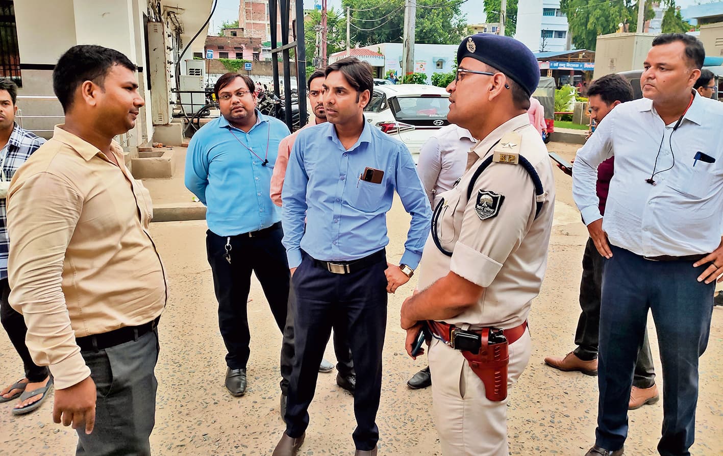 एक्सिस बैंक के कर्मी को गोली मार कर बदमाशों ने छीने मोबाइल व नकद रुपये