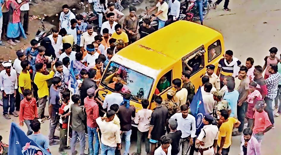 स्कूली बच्चों की जान खतरे में डालने, लाठी-डंडा से राहगीरों को पीटने वाले उपद्रवियों पर हुई प्राथमिकी