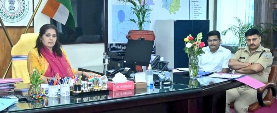 अभियान चलाकर अवैध खनन-परिवहन पर करें कार्रवाई : उपायुक्त