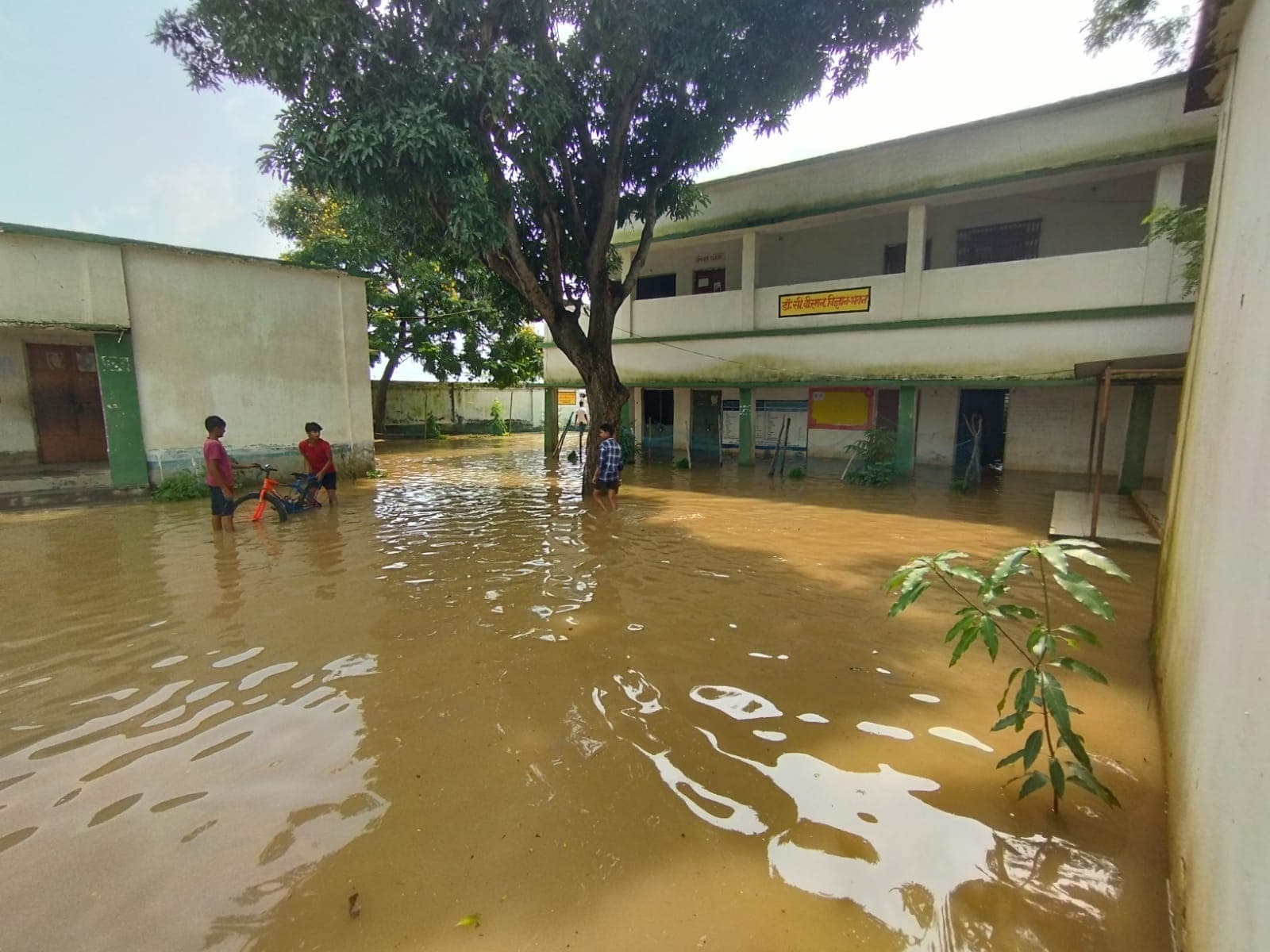 बारिश से मधुकरपुर उत्क्रमित उच्च विद्यालय जलमग्न, पढ़ाई बाधित