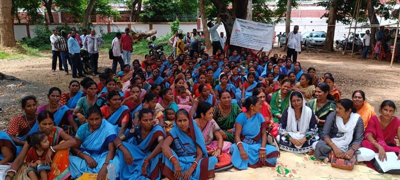 प्रतिमाह 18000 रुपये मानदेय मिले, 20 लाख रुपये का बीमा लाभ दे सरकार