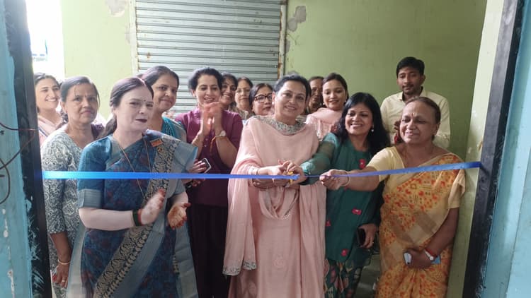 मुंबई की प्रशिक्षिका ने महिलाओं को सिखाया योग