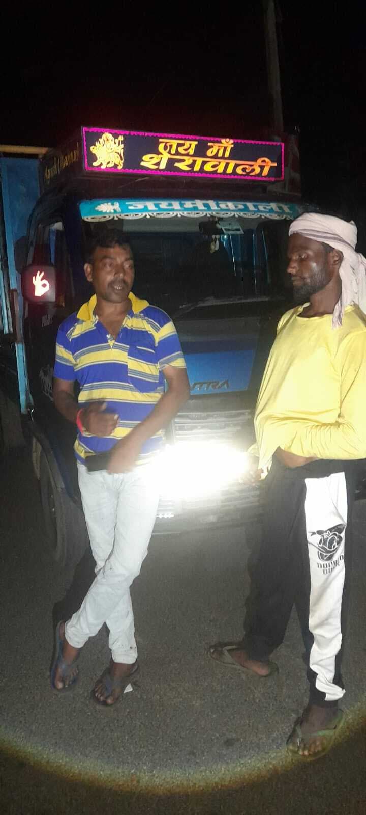 रात में पहरा दे रहे ग्रामीणों ने मवेशियों से भरा टेंपो पकड़ा