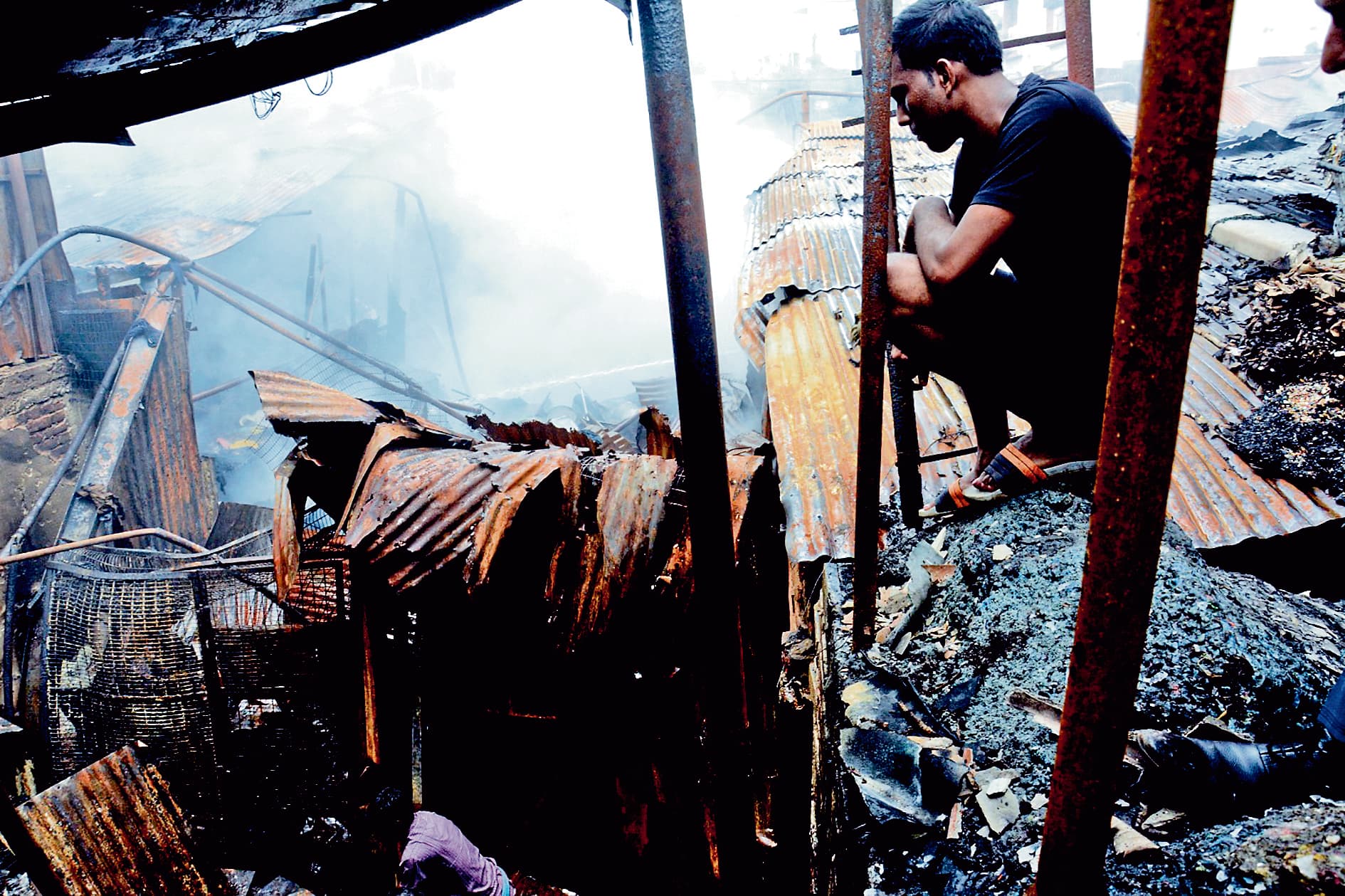 गोदाम में लगी भयावह आग, पांच अन्य कारखानों को भी नुकसान