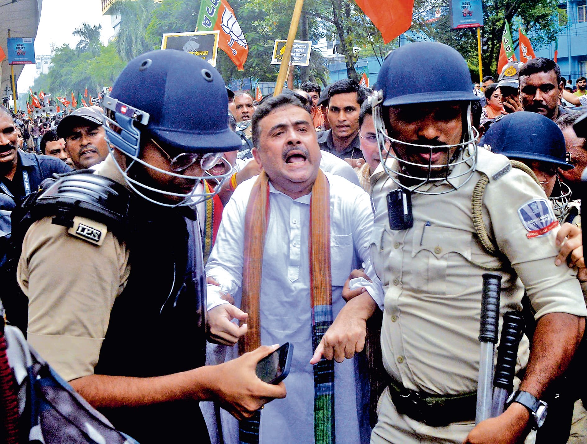 आरजी कर कांड : भाजपा के स्वास्थ्य भवन अभियान के दौरान हंगामा, पुलिस से झड़प