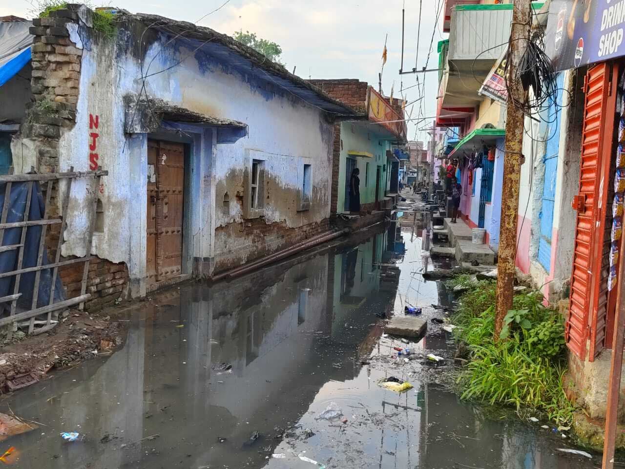 रास्ते पर फैला नाले का पानी