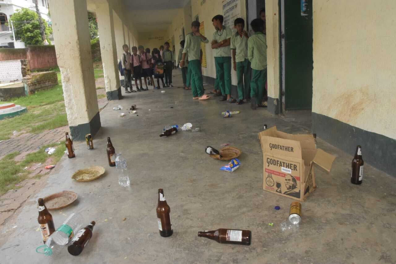 स्कूल बना मयखाना, परिसर में मिलीं शराब की बोतलें
