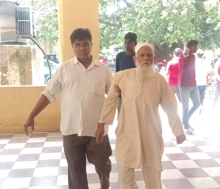 एसएनएमएमसीएच : सेंट्रल लाइब्रेरी के पास चली समानांतर ओपीडी, पहले दिन 350 से ज्यादा मरीजों का हुआ इलाज