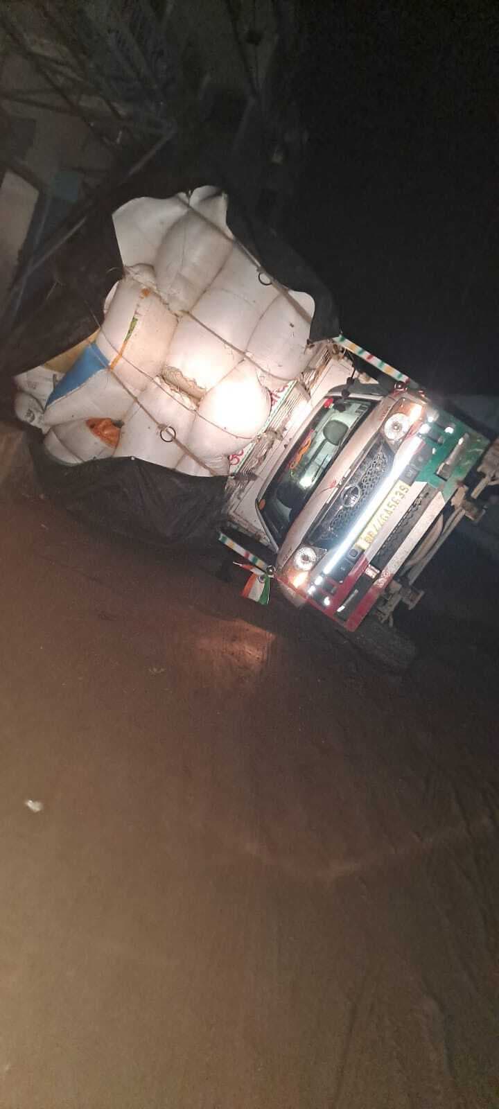 गुरारू में अनियंत्रित होकर भूसा से भरा ओवरलोड पिकअप पलटा