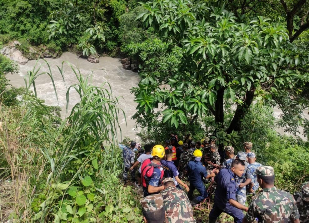 भारतीय पर्यटकों को लेकर काठमांडू जा रही बस नदी में गिरी, 14 की मौत