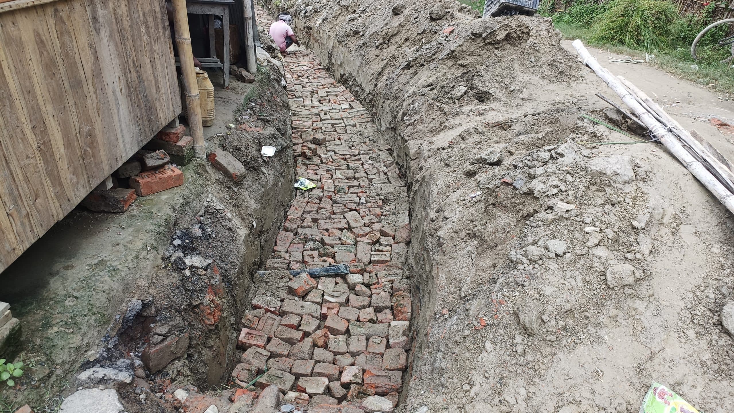 बिना सूचना पट्ट लगाये उजला बालू व घटिया सामग्री से हो रहा नाला का निर्माण कार्य