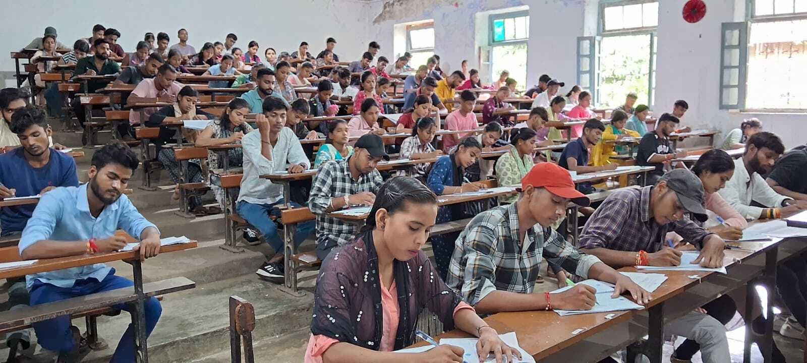 स्नातक सेमेस्टर-2 परीक्षा के पांचवे दिन कदाचार के आरोप में पांच परीक्षार्थी निष्कासित