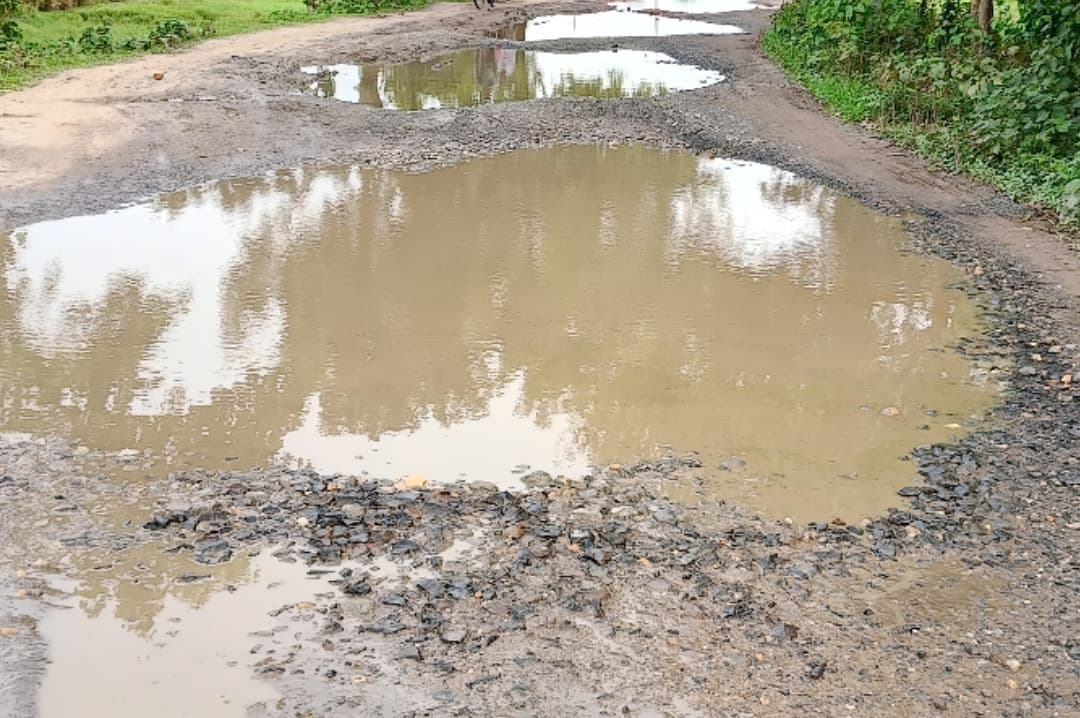 नाला के अभाव में सड़क पर जलजमाव से आवागमन संकट