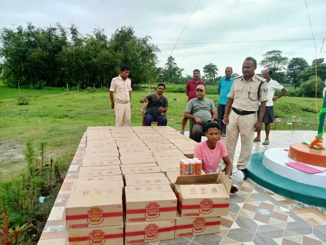 उत्पाद  विभाग ने शराब के साथ एक व्यक्ति को किया गिरफ्तार