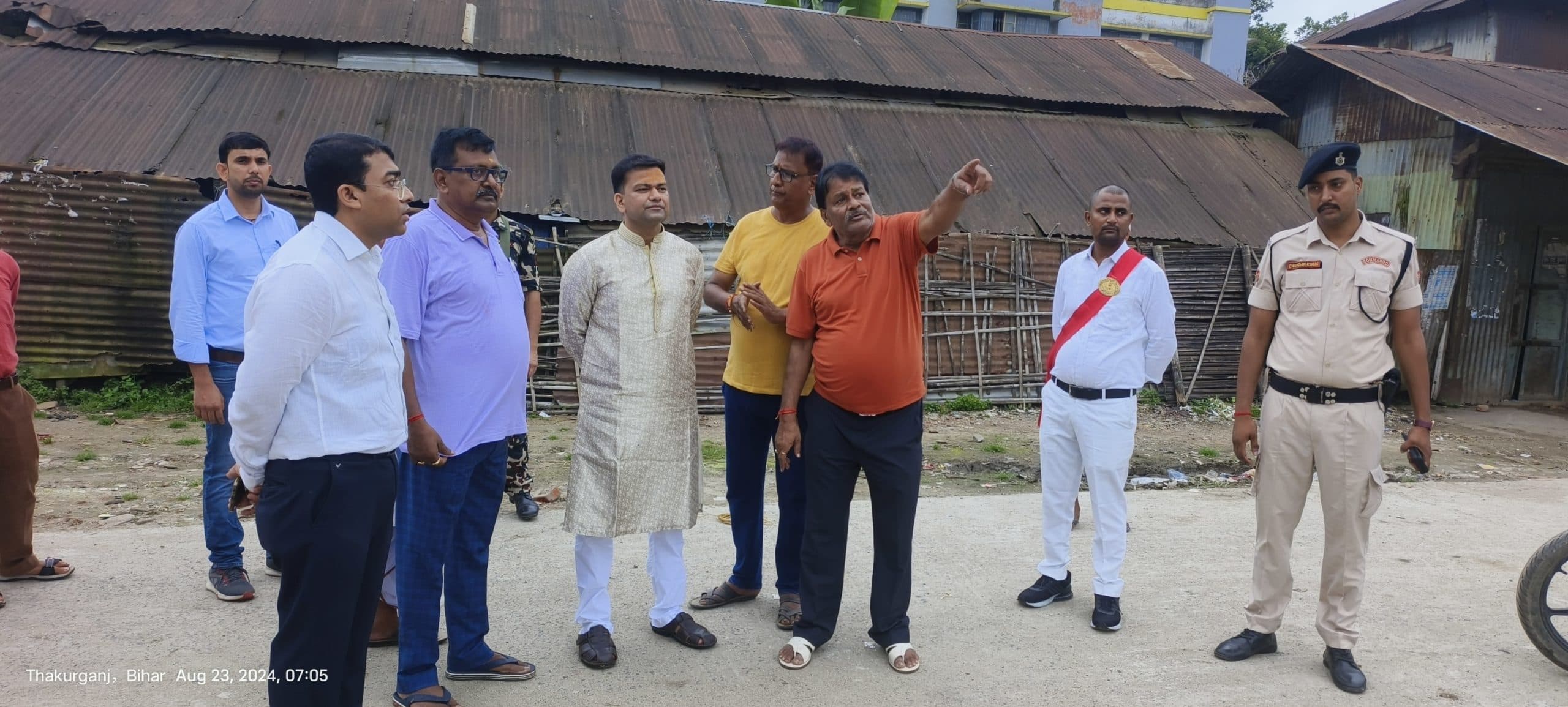 ठाकुरगंज हटिया के जीर्णोद्धार कार्य का डीएम ने लिया जायजा