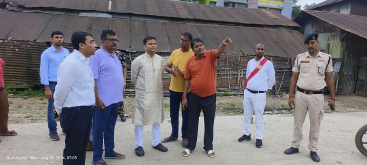 ठाकुरगंज हटिया के जीर्णोद्धार कार्य का डीएम ने लिया जायजा