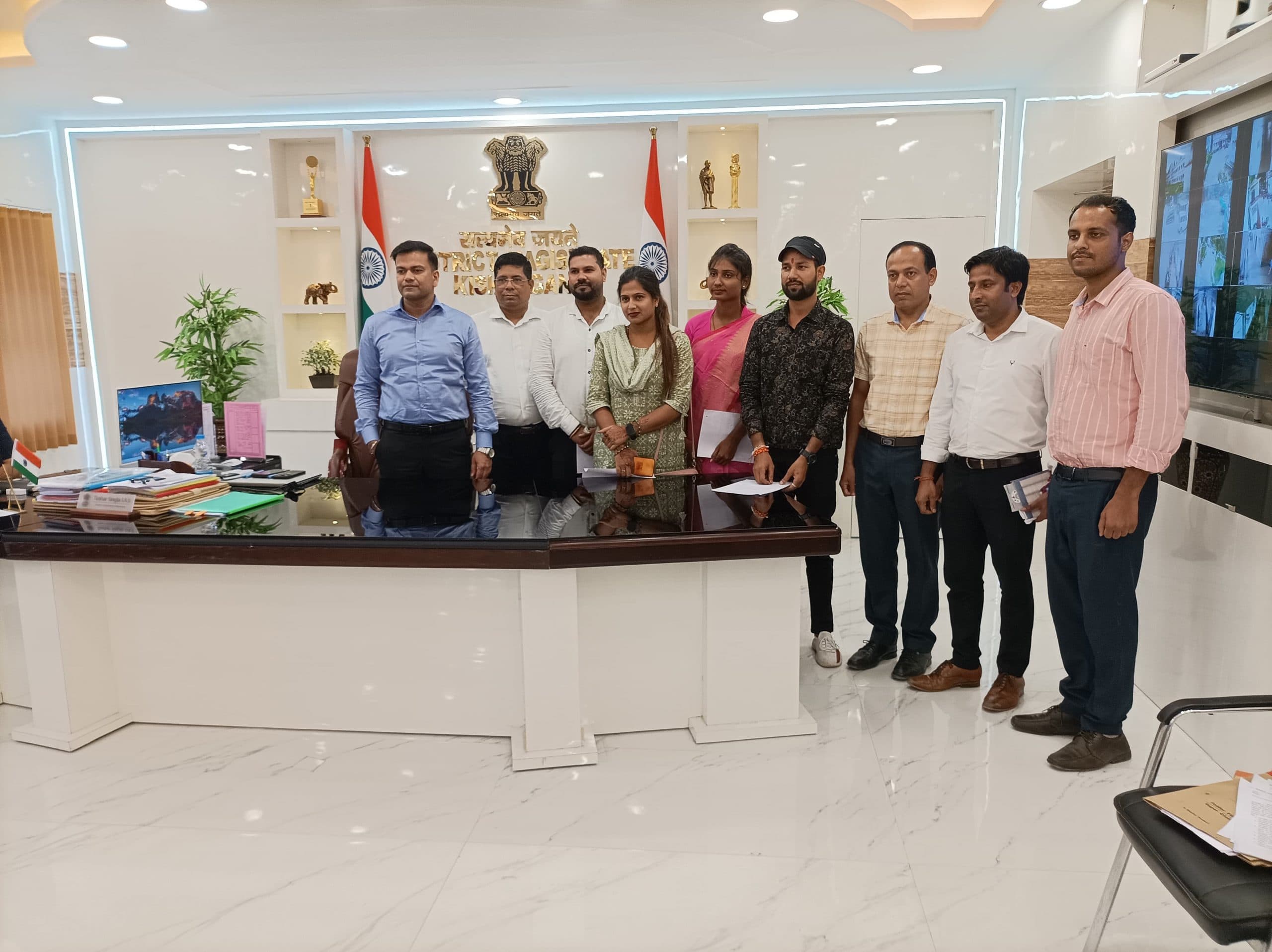 जिलाधिकारी  ने अनुकंपा, संविदा के आधार पर नियुक्त एवं विभिन्न पदों पर चयनित कुल 38 अभ्यर्थियों को दिया नियुक्ति पत्र