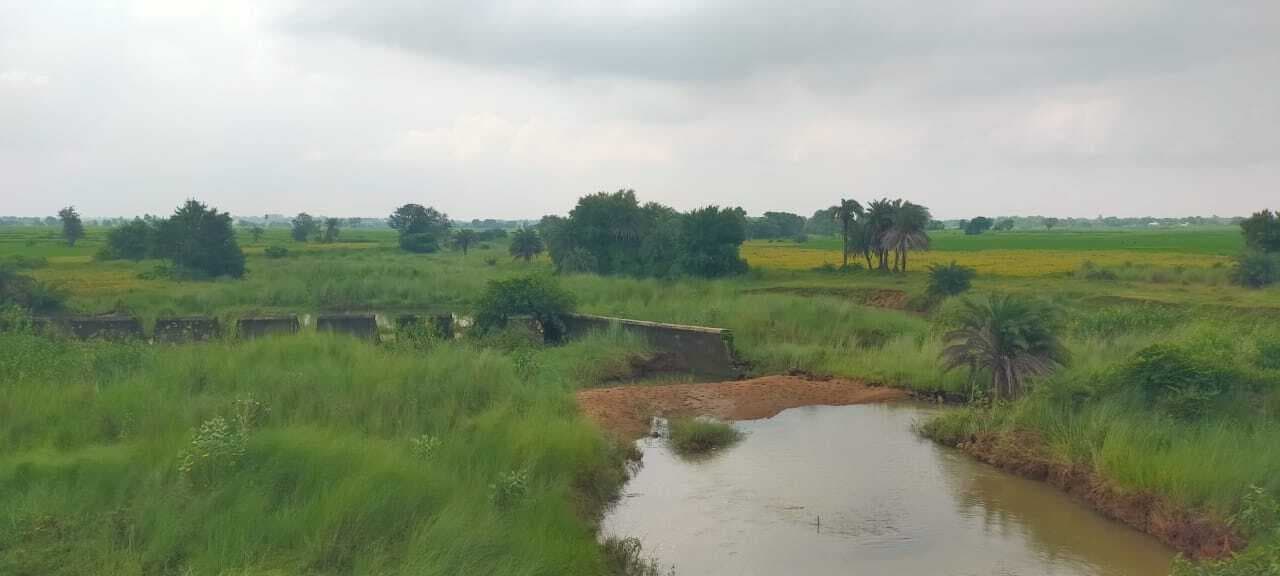 गार्डवाल क्षतिग्रस्त होने से झुमरी जोरिया में बना चेकडैम बेकार