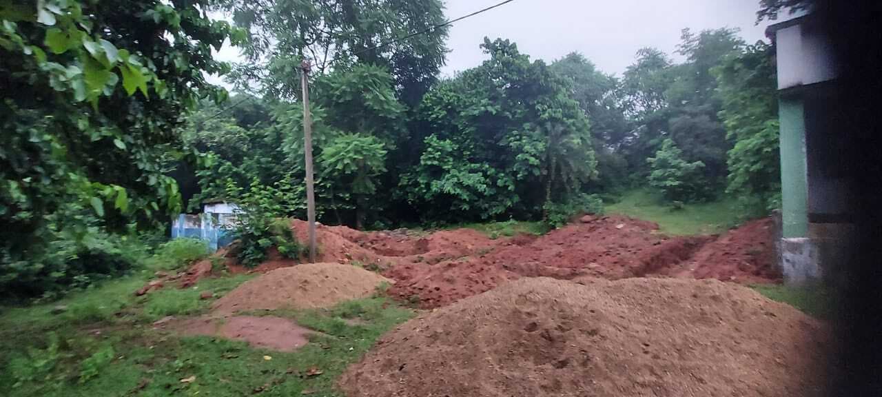 बिना कार्यादेश के बिचौलियों ने शुरू किया भवन निर्माण कार्य