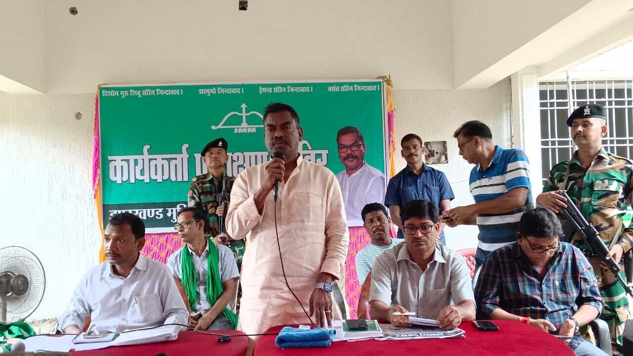 पूर्व मंत्री ने कार्यकर्ताओं को दिया सरकार की योजनाओं को डोर टू डोर पहुंचाने का टास्क