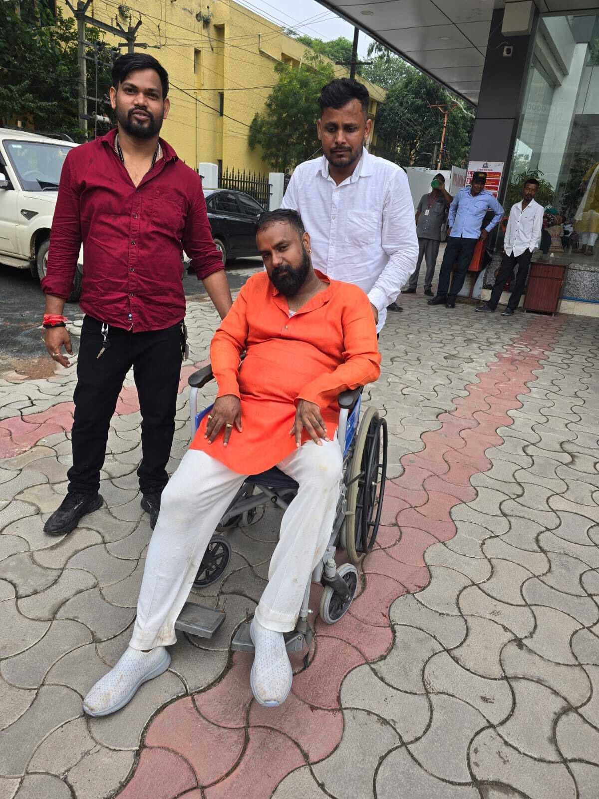 दिनेश के पैर के पास फटा केमिकल बम, पुलिस की लाठीचार्ज में कई घायल