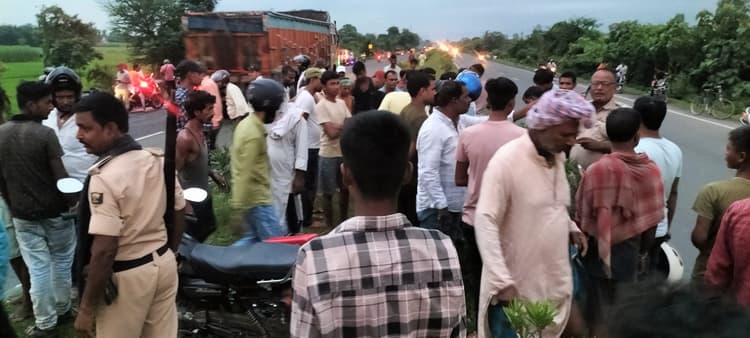 एनएच की रेलिंग से टकराई बाइक, युवक की मौत