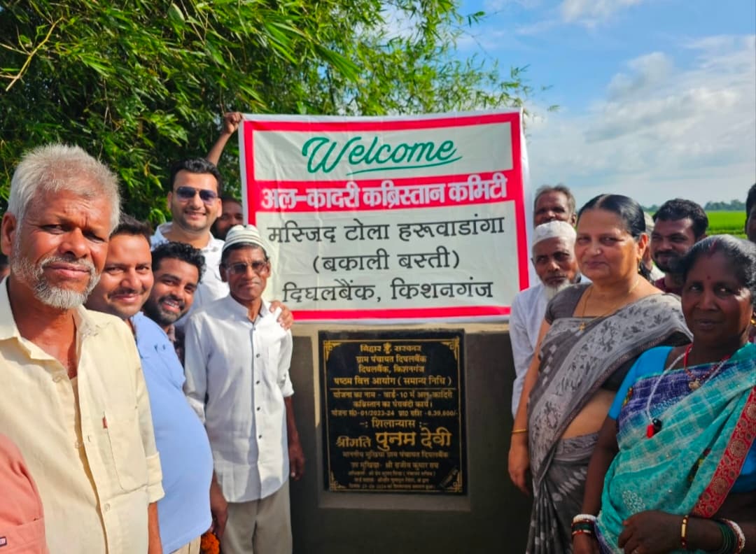 मुखिया ने सड़क व चाहरदिवारी निर्माण कार्य का किया शिलान्यास