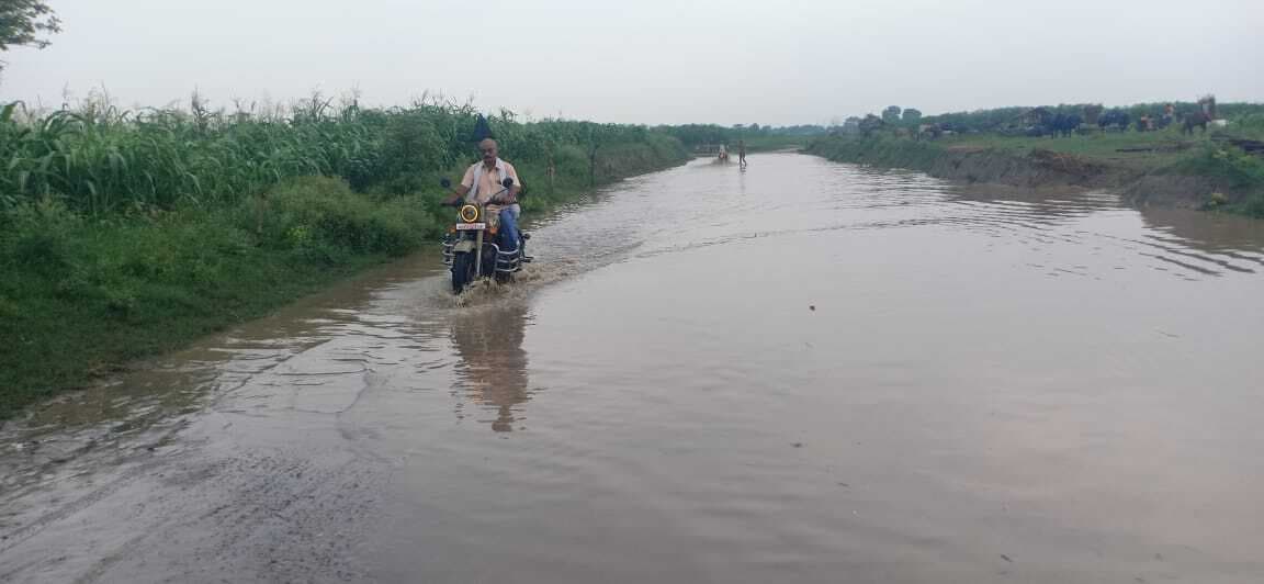 दियारा इलाके में मंडराया बाढ़ का खतरा, टोटहा जाने वाली सड़क पर चढ़ा पानी