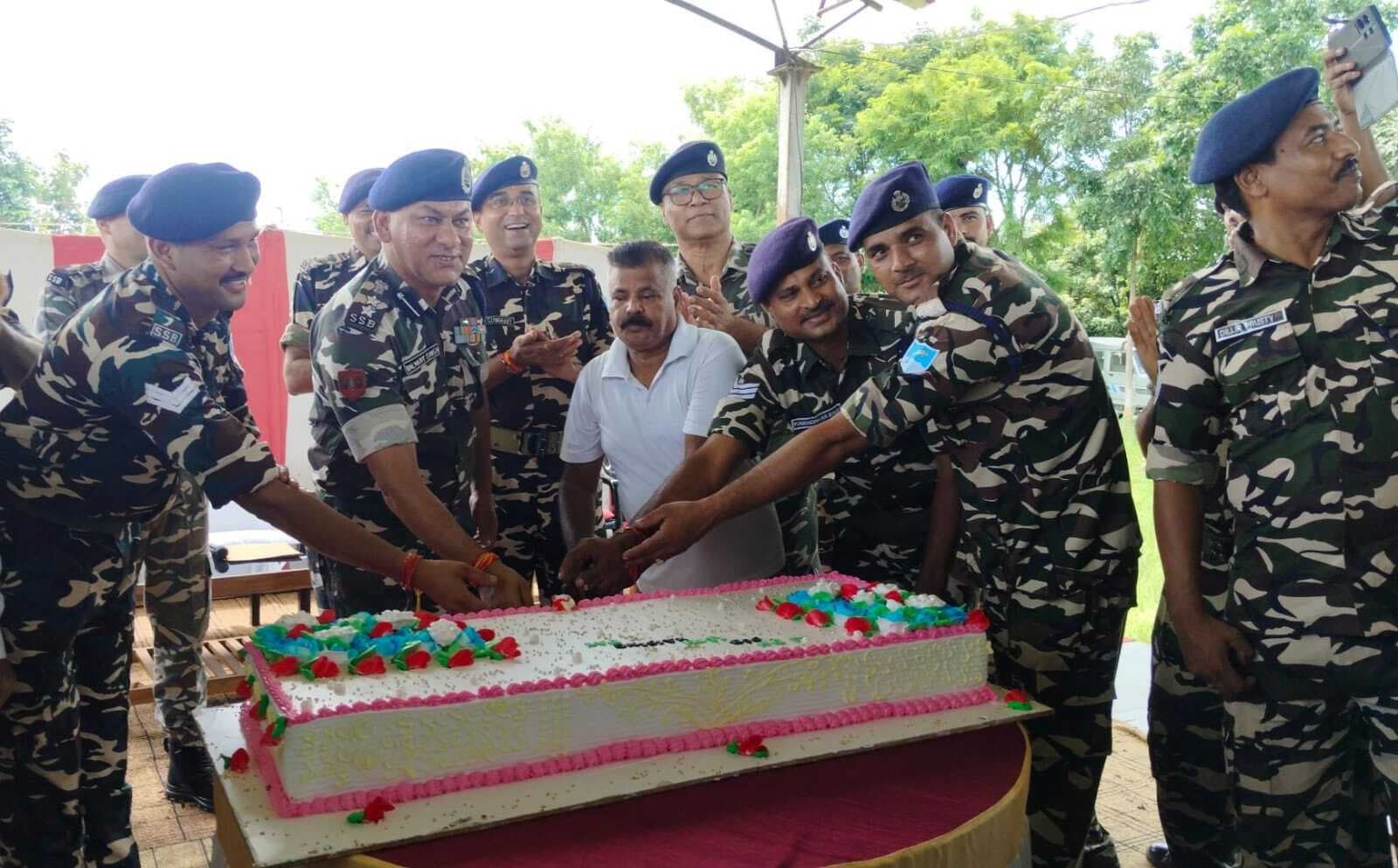 इंडो नेपाल बॉर्डर पर सेवा बंधुत्व व समर्पण के संदेश के साथ असामाजिक गतिविधियों पर रोक लगा रही एसएसबी: नेगी