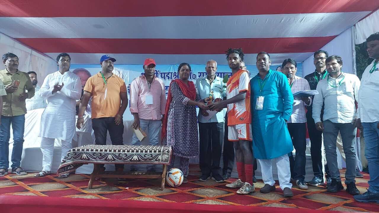 Football: पद्मश्री डॉ रामदयाल मुंडा मेमोरियल चैंलेंजर फुटबॉल प्रतियोगिता का उदघाटन