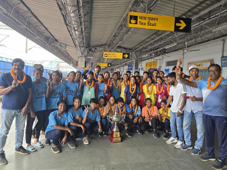 Football: उप विजेता झारखंड जूनियर बालिका फुटबॉल टीम का हुआ स्वागत