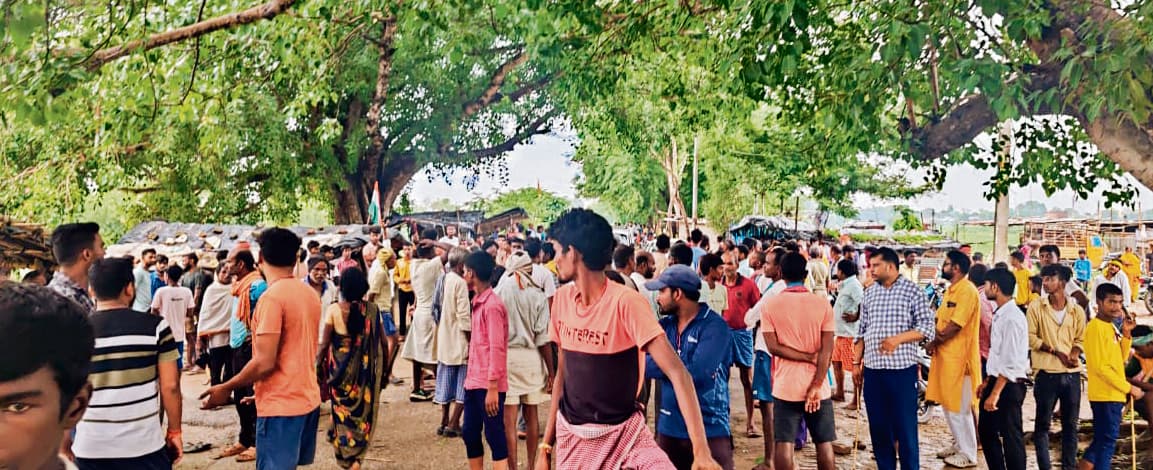 रोहतास में ग्रामीणों का थानेदार पर हमला