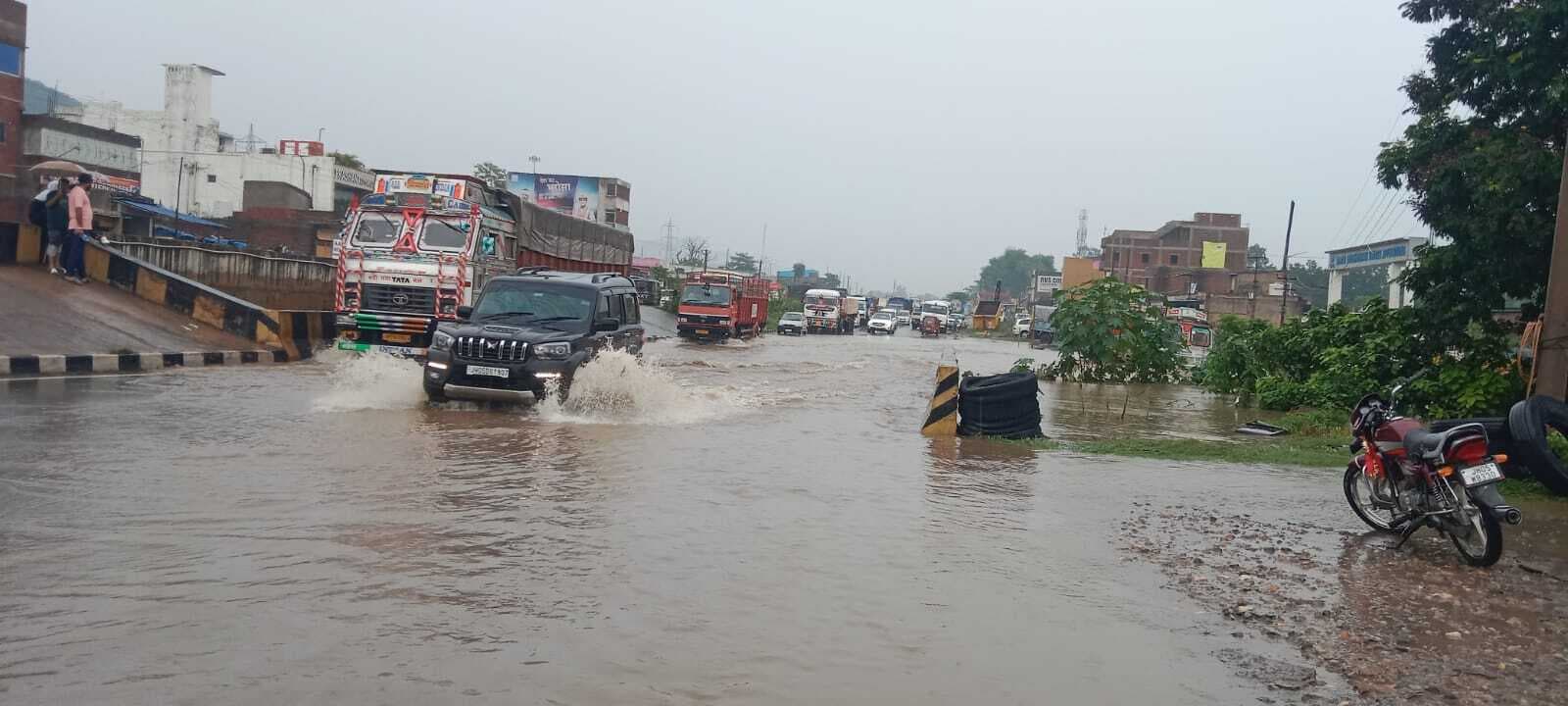 एनएच मेन रोड पर जल-जमाव से बढ़ी राहगीरों की परेशानी