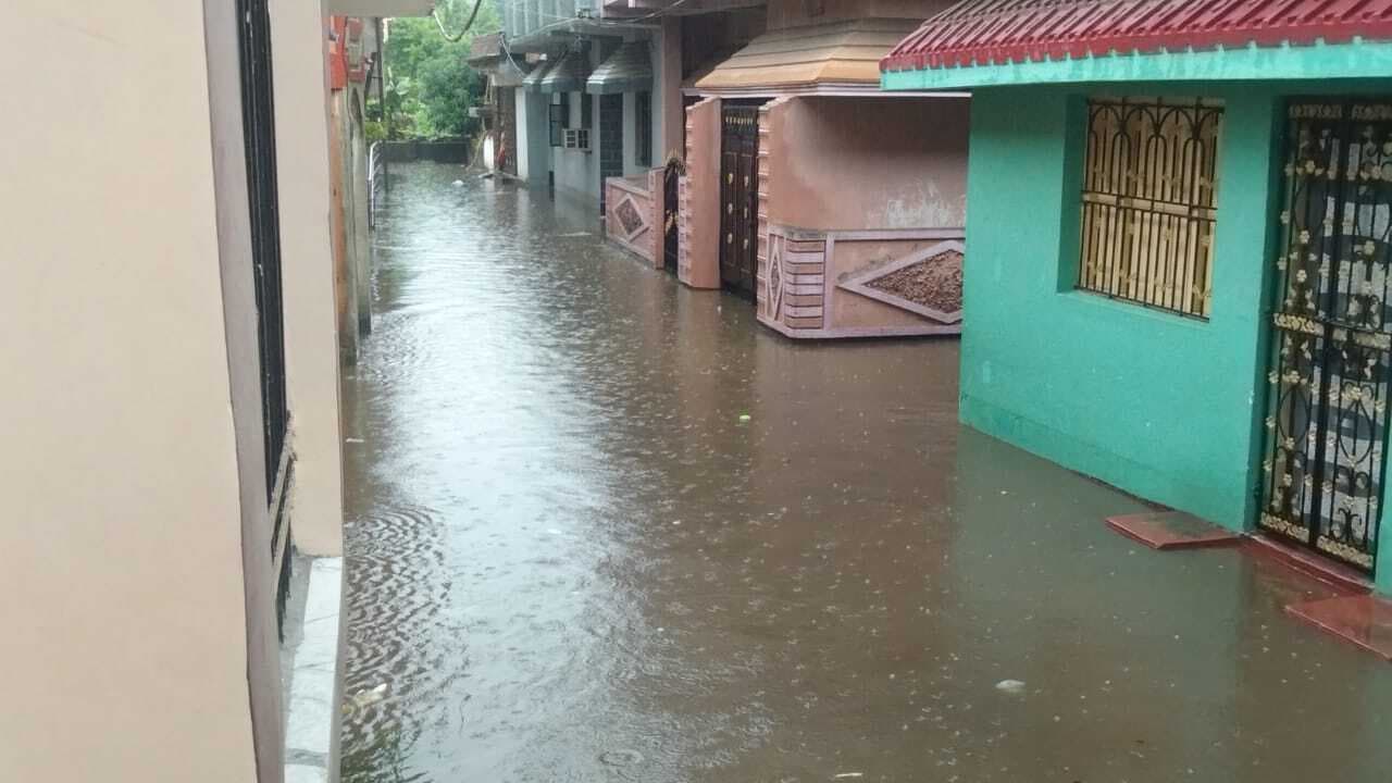 जवाहर नगर रोज कॉलोनी के 37 घरों में घुसा बारिश का पानी