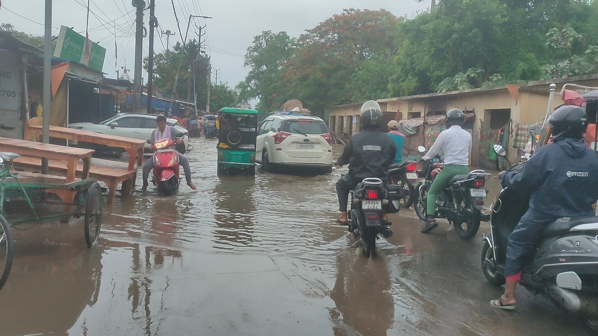 मूसलधार बारिश से शहर में जलजमाव, किसानों के खिले चेहरे