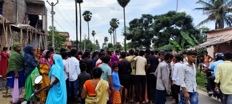 ट्रक ने बाइक में मारी टक्कर, मां की मौत, पुत्र घायल