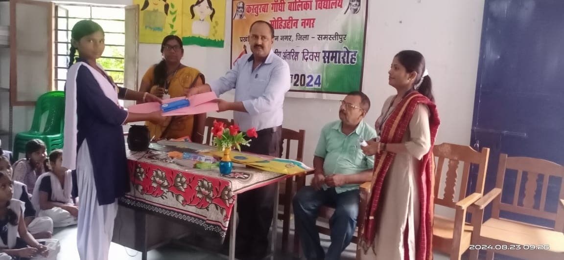 राष्ट्रीय अंतरिक्ष दिवस पर पुरस्कृत हुई छात्राएं